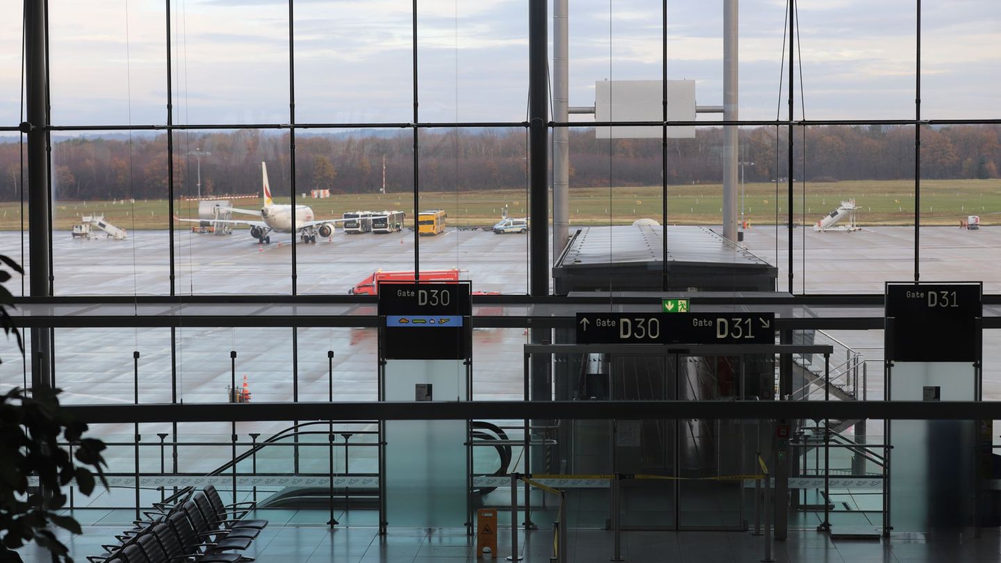 Im Sommer sind wieder mehr Menschen in NRW in ein Flugzeug gestiegen. (Archivbild) Foto: Sascha Thelen/dpa