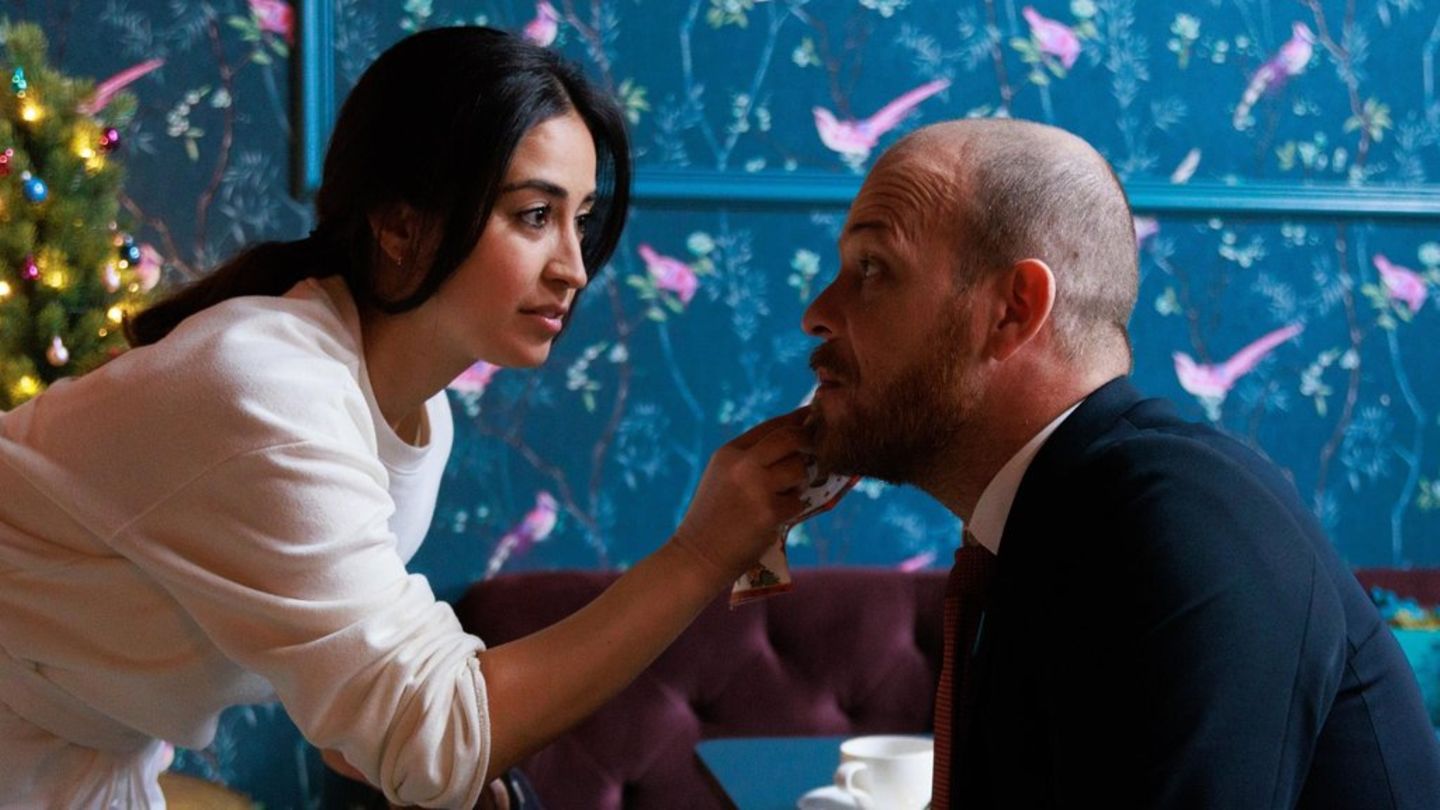 "Unter uns": Zwischen Esma und Tobias kommt es zu einem flirtiven Moment.