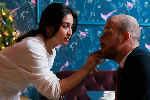 "Unter uns": Zwischen Esma und Tobias kommt es zu einem flirtiven Moment.