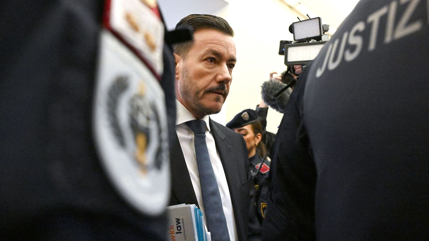 Der österreichische Investor und eine Mitangeklagte müssen sich wegen des Verdachts der Gläubigerschädigung verantworten. (Archi