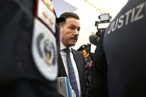 Der österreichische Investor und eine Mitangeklagte müssen sich wegen des Verdachts der Gläubigerschädigung verantworten. (Archi