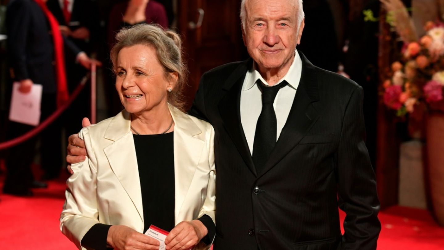 Armin Mueller-Stahl 2017 mit seiner Frau in Berlin