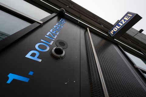 Zu den neuen Ermittlungen rund um das 1. Polizeirevier wurde nun eine Zeugin vernommen. (Archivbild) Foto: Boris Roessler/dpa
