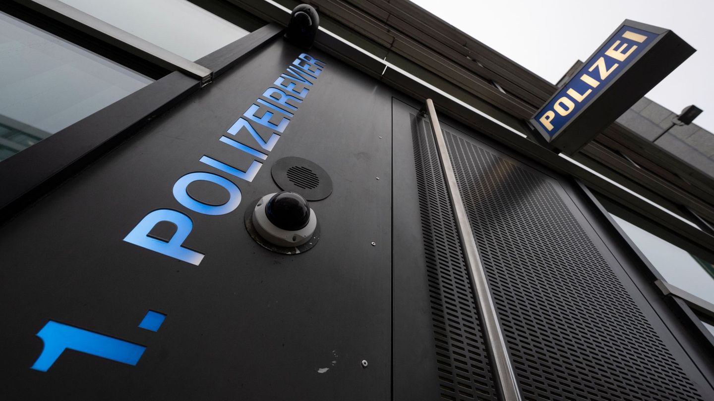 Kriminalit-t-Minister-nennt-Einzelheiten-zu-Ermittlungen-gegen-Polizisten