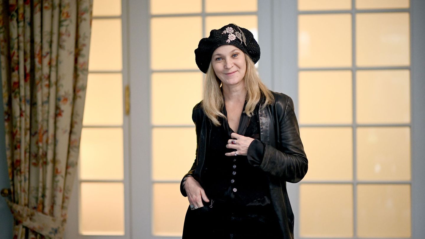 Fernsehen-TV-Star-Jeanette-Hain-reist-oft-mit-einem-Trampolin