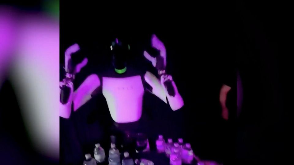 Tesla-Roboter kippt nach auffälliger Bewegung einfach um