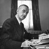 Schriftsteller Thomas Mann an seinem Schreibtisch