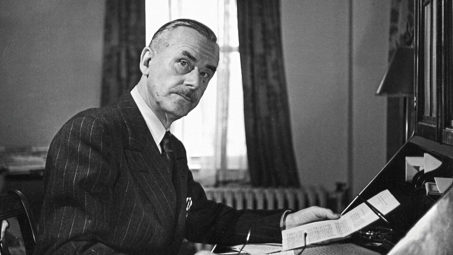 Schriftsteller Thomas Mann an seinem Schreibtisch