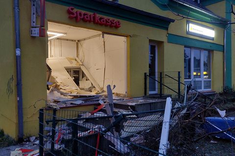 Die Explosionen knallten in der Nacht. Foto: Johanna Uminski/dpa