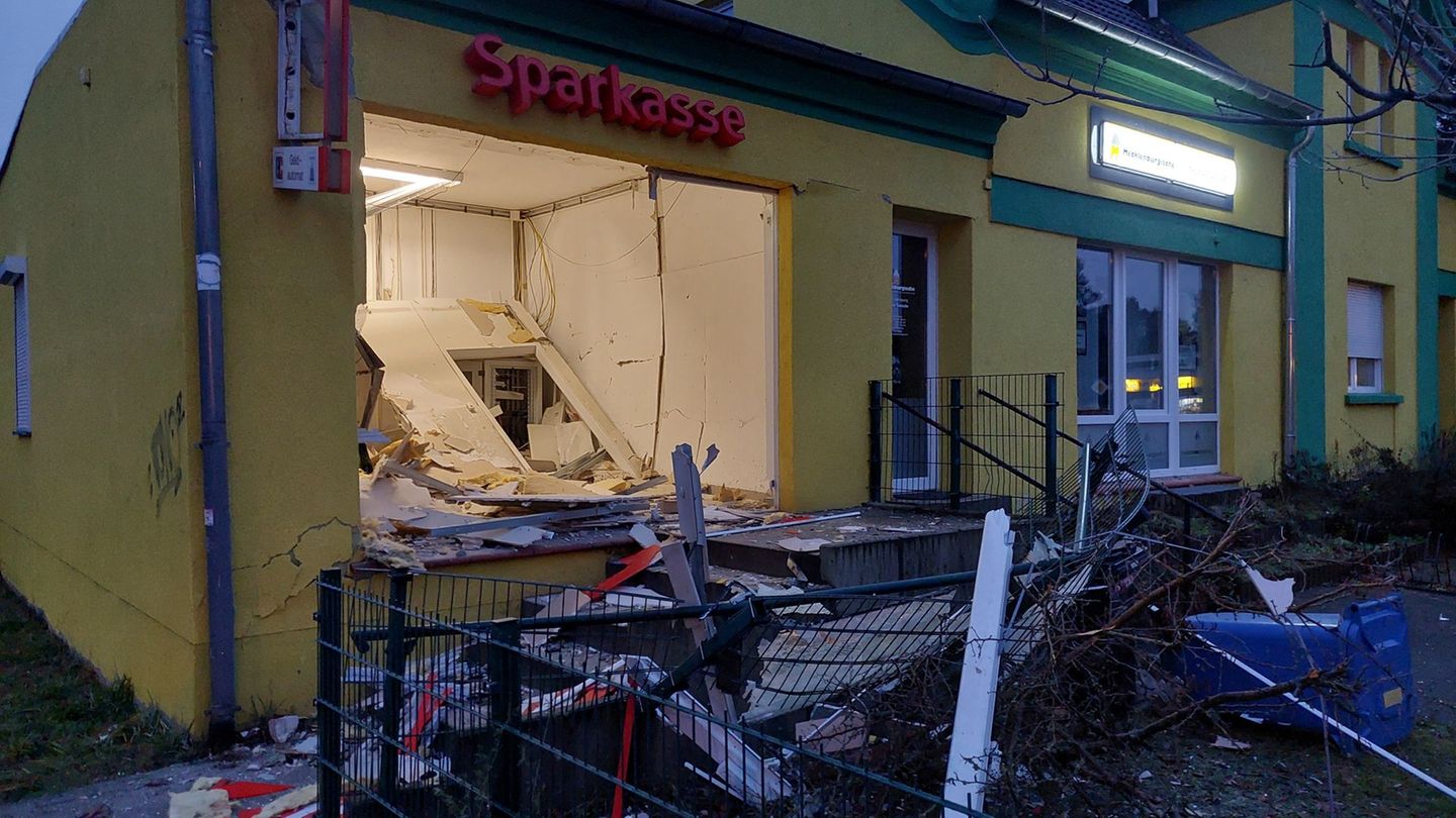 Die Explosionen knallten in der Nacht. Foto: Johanna Uminski/dpa