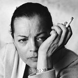 Schauspielerin Romy Schneider, eine Zigarette rauchend