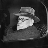 Sigmund Freud im Fond eines Wagens