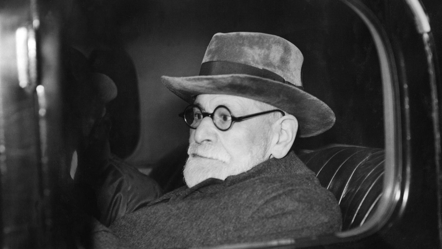 Sigmund Freud im Fond eines Wagens