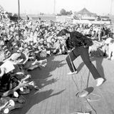 Elvis Presley bei einem Auftritt im Freien