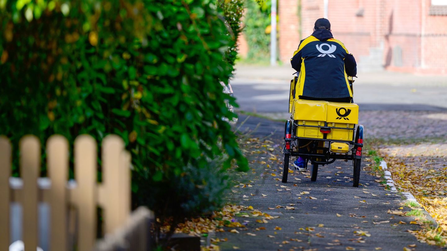 Ein Briefträger bei der Arbeit. Foto: Philipp Schulze/dpa