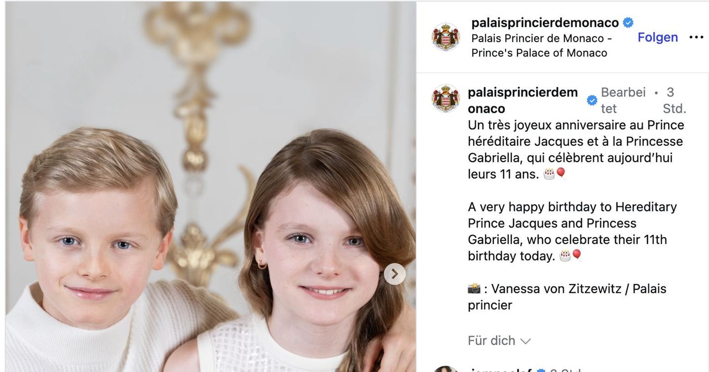 Im Fürstenhaus von Monaco steht ein wichtiger Tag an: Die Kinder von Fürstin Charlène und Fürst Albert II. feiern Geburtstag. Auf Instagram begeht der Palast den Ehrentag mit neuen Porträts der Zwillinge. Zu den Bildern heißt es: "Herzlichen Glückwunsch zum Geburtstag an Erbprinz Jacques und Prinzessin Gabriella, die heute ihren 11. Geburtstag feiern."  Die Nachwuchsroyals sind auf ihren offiziellen Geburtstagsbildern mit angedeutetem Lächeln und in weißen Outfits zu sehen. Jacques trägt ein langärmliges Oberteil, während seine Schwester sich für ein ärmelloses Top entschieden hat. Auf einem gemeinsamen Bild hat der junge Erbprinz einen Arm um seine Schwester gelegt. Dazu teilte das Fürstenhaus noch zwei Einzelporträts. Jacques, der seine blonden, kurzen Haare mit tiefem Seitenscheitel trägt, hält darauf seine rechte Faust an sein Kinn. Gabriella posiert auf ihrer Aufnahme ähnlich, mit ihrer Hand unter der Wange. Sie neigt den Kopf aber zur Seite, während ihre dunkleren Haare zu leichten Wellen frisiert über ihre Schultern fallen.