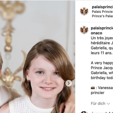 Im Fürstenhaus von Monaco steht ein wichtiger Tag an: Die Kinder von Fürstin Charlène und Fürst Albert II. feiern Geburtstag. Auf Instagram begeht der Palast den Ehrentag mit neuen Porträts der Zwillinge. Zu den Bildern heißt es: "Herzlichen Glückwunsch zum Geburtstag an Erbprinz Jacques und Prinzessin Gabriella, die heute ihren 11. Geburtstag feiern."  Die Nachwuchsroyals sind auf ihren offiziellen Geburtstagsbildern mit angedeutetem Lächeln und in weißen Outfits zu sehen. Jacques trägt ein langärmliges Oberteil, während seine Schwester sich für ein ärmelloses Top entschieden hat. Auf einem gemeinsamen Bild hat der junge Erbprinz einen Arm um seine Schwester gelegt. Dazu teilte das Fürstenhaus noch zwei Einzelporträts. Jacques, der seine blonden, kurzen Haare mit tiefem Seitenscheitel trägt, hält darauf seine rechte Faust an sein Kinn. Gabriella posiert auf ihrer Aufnahme ähnlich, mit ihrer Hand unter der Wange. Sie neigt den Kopf aber zur Seite, während ihre dunkleren Haare zu leichten Wellen frisiert über ihre Schultern fallen.