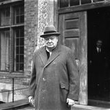 Winston Churchill vor einem Gutshaus in England