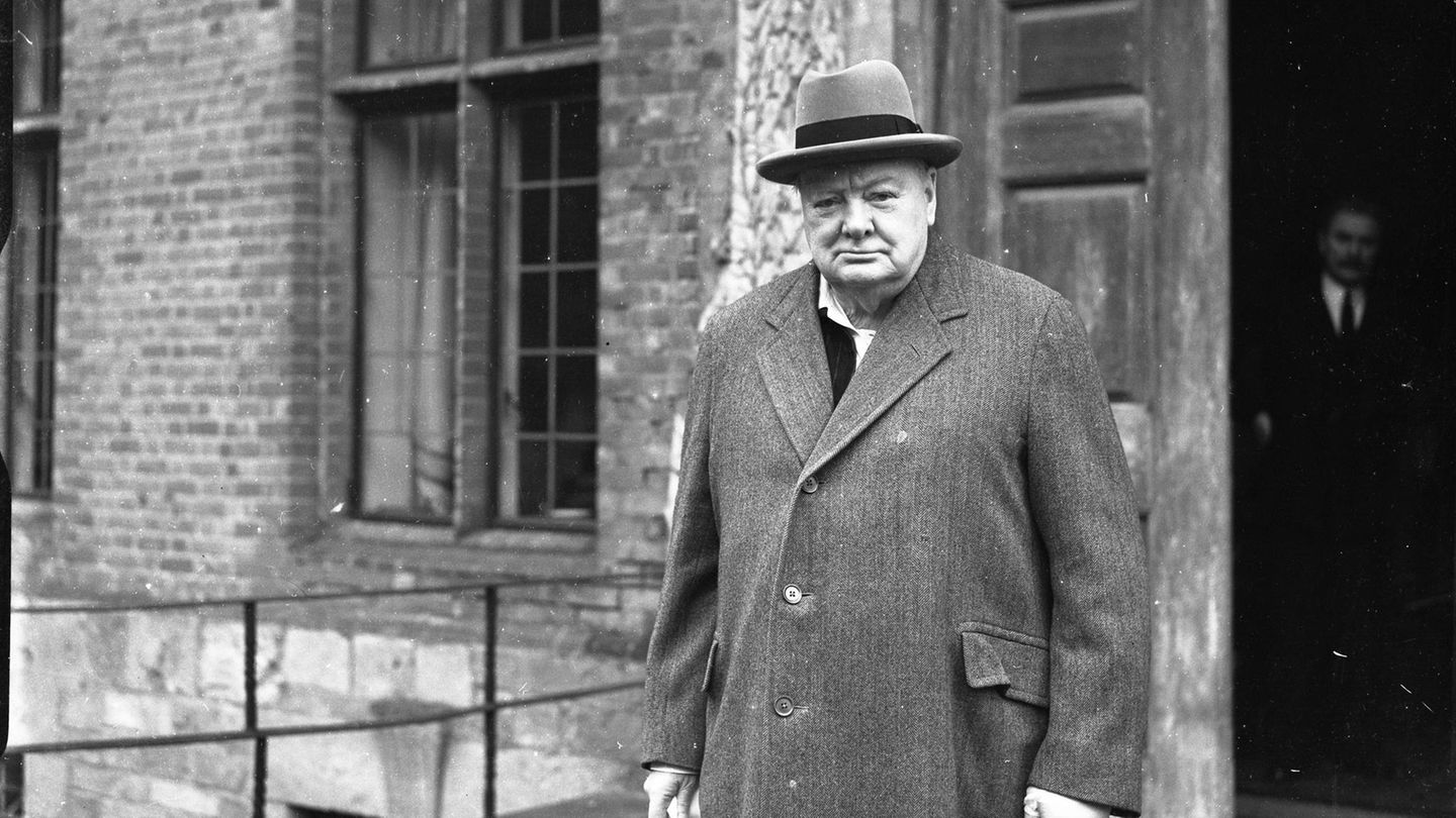 Winston Churchill vor einem Gutshaus in England