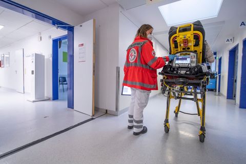 Die Betten waren 2024 in sächsischen Krankenhäusern zu 71,2 Prozent ausgelastet. (Symbolbild) Foto: Boris Roessler/dpa