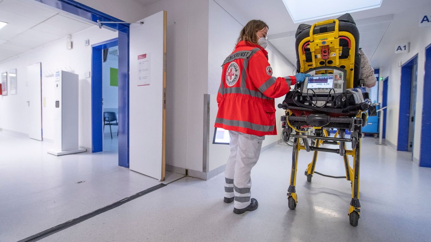 Die Betten waren 2024 in sächsischen Krankenhäusern zu 71,2 Prozent ausgelastet. (Symbolbild) Foto: Boris Roessler/dpa