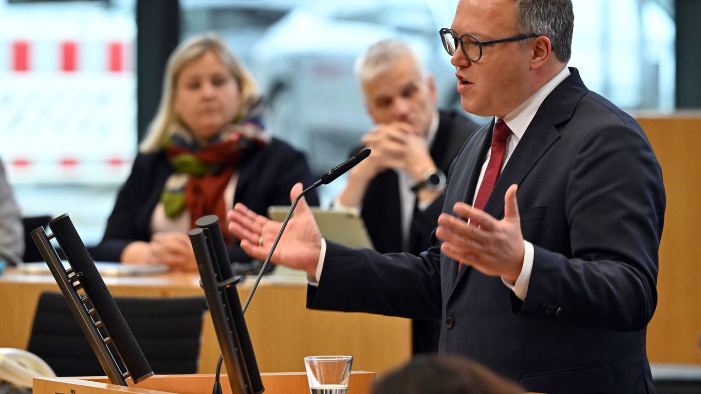 "Heute reißen wir die Mauern aus Überregulierung, Misstrauen und Papier ein", sagte Ministerpräsident Mario Voigt (CDU) in einer