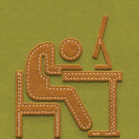 Arbeitszeitbetrug, Symbolbild: Illustration einer schlafenden Person am Schreibtisch aus Filz