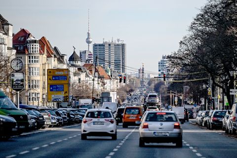Der CO2-Ausstoß in Berlin ist im vergangenen Jahr insgesamt gesunken, allerdings nicht im Straßenverkehr. (Archivbild) Foto: Bri