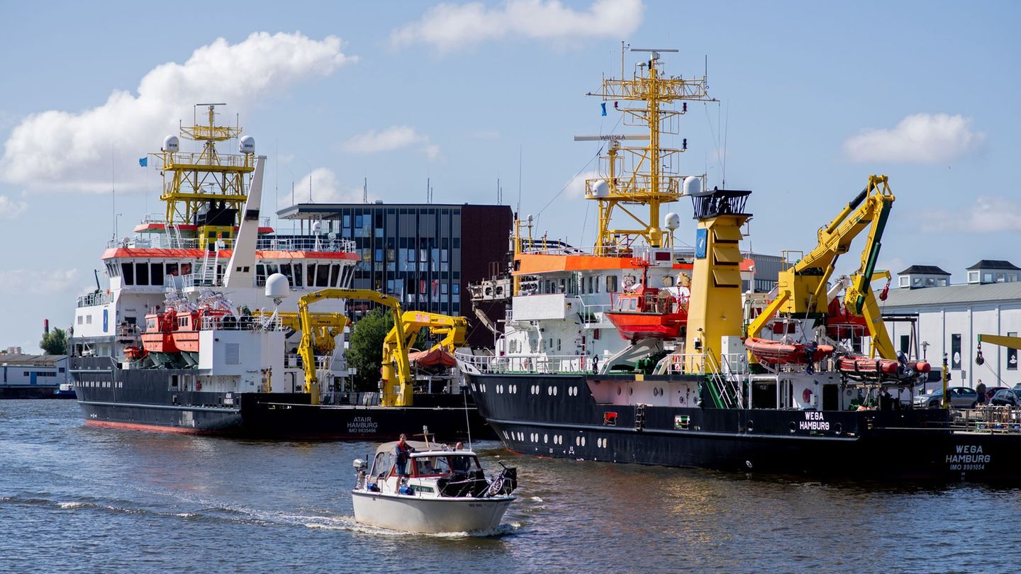 Das Mehrzweckschiff "Wega" (r) des Bundesamtes für Seeschifffahrt und Hydrographie (BSH) soll durch einen Neubau ersetzt werden.