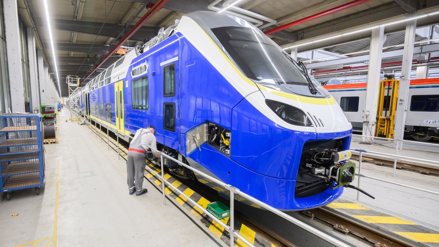 Die Lieferung der neuen Züge verzögert sich. (Archivbild) Foto: Julian Stratenschulte/dpa