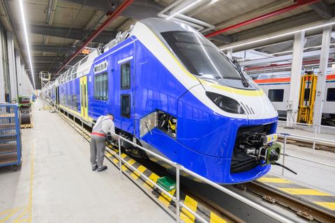 Die Lieferung der neuen Züge verzögert sich. (Archivbild) Foto: Julian Stratenschulte/dpa
