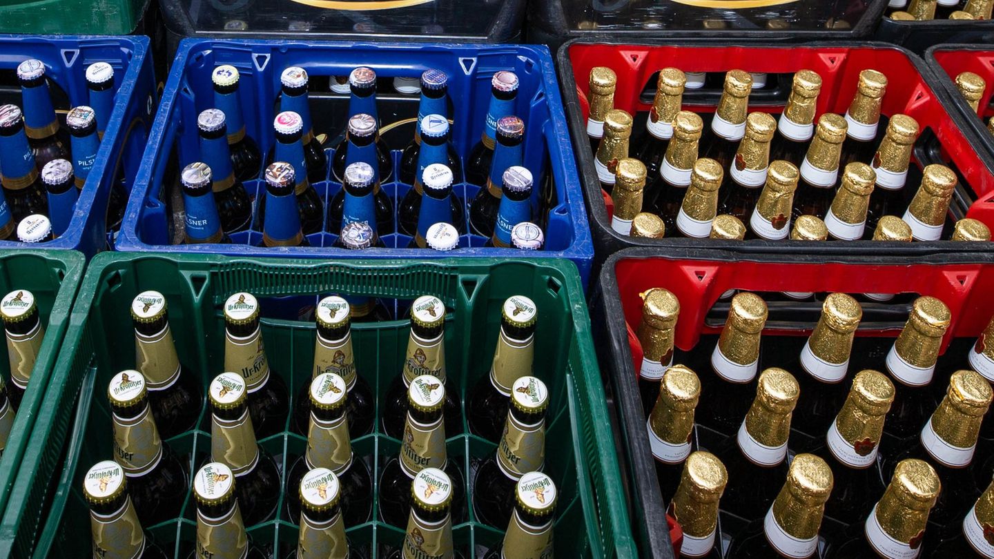 Rund 650 Bierkästen wurden auf einer Strecke von etwa 25 Metern über beide Fahrbahnen verteilt. (Symbolbild) Foto: Daniel Schäfe