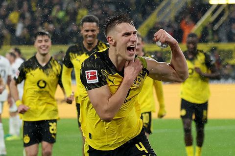 BVB-Verteidiger Nico Schlotterbeck präsentiert seinen Bizeps, nachdem er ein Tor gegen die TSG Hoffenheim geschossen hat