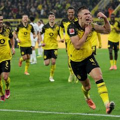 BVB-Verteidiger Nico Schlotterbeck präsentiert seinen Bizeps, nachdem er ein Tor gegen die TSG Hoffenheim geschossen hat