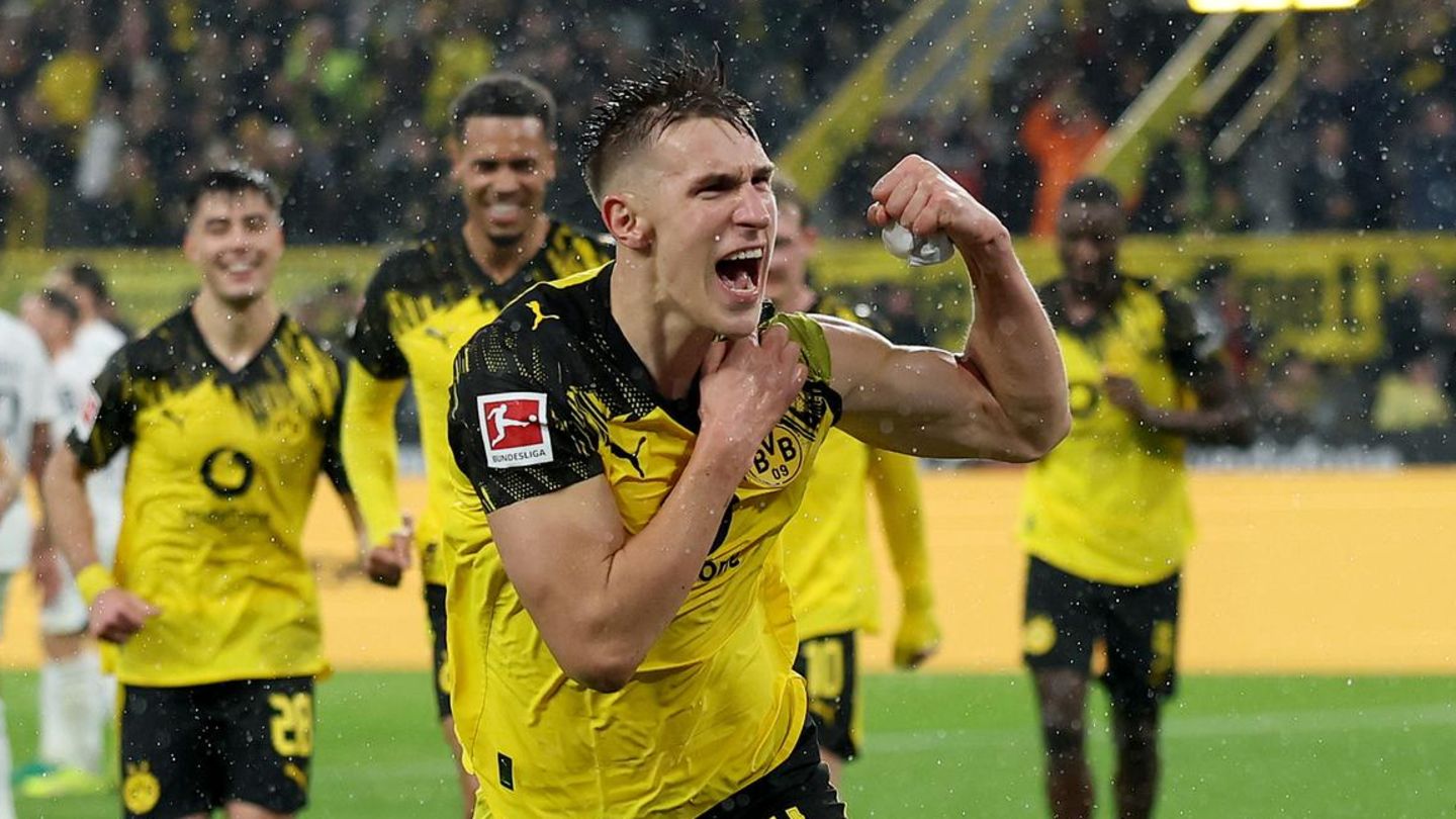 BVB-Verteidiger Nico Schlotterbeck präsentiert seinen Bizeps, nachdem er ein Tor gegen die TSG Hoffenheim geschossen hat