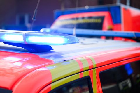 In lebensbedrohlichem Zustand ist eine Frau nach dem Sturz in einen Weiher ins Krankenhaus gekommen. (Symbolbild) Foto: Julian S