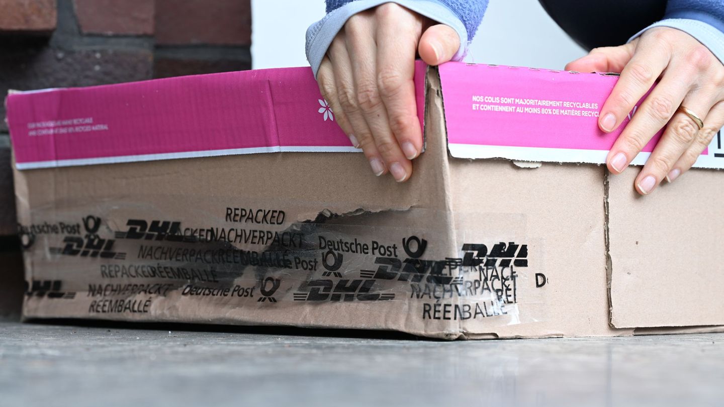 Das Paket ist endlich da, aber das ist kein Grund zur Freude: Sowohl der Karton als auch der Inhalt sind kaputt. Foto: Wolf von