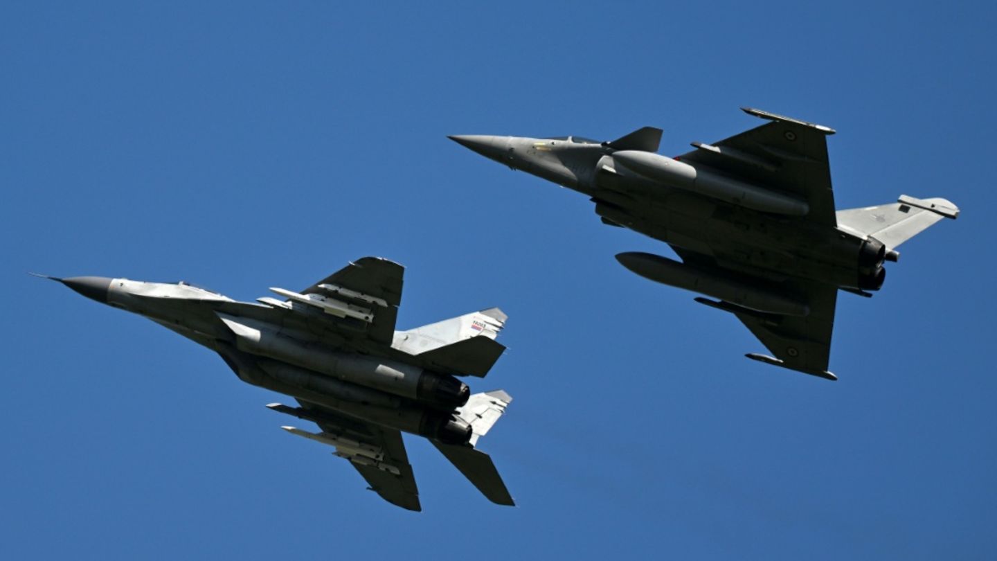 Serbische Kampfflugzeuge vom Typ MiG-29 im September