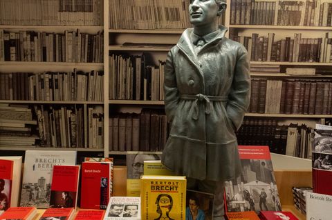 Eine Brechtfigur und Brecht-Literatur in einer Augsburger Buchhandlung. (Archivfoto) Foto: Stefan Puchner/dpa