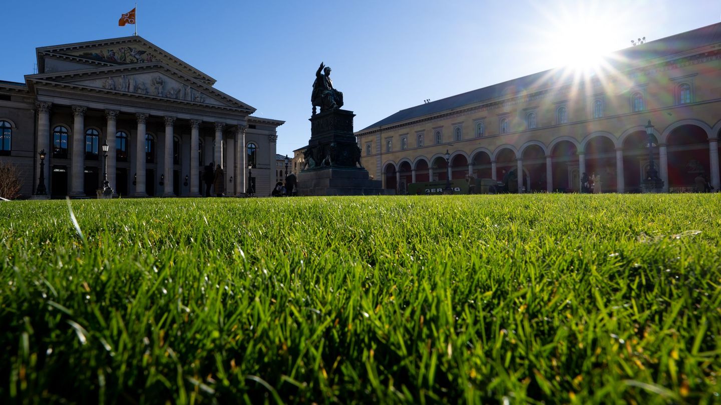 Die Neugestaltung auf dem Max-Joseph-Platz in der Landeshauptstadt München kostete die Stadt 3,87 Millionen Euro. Foto: Sven Hop