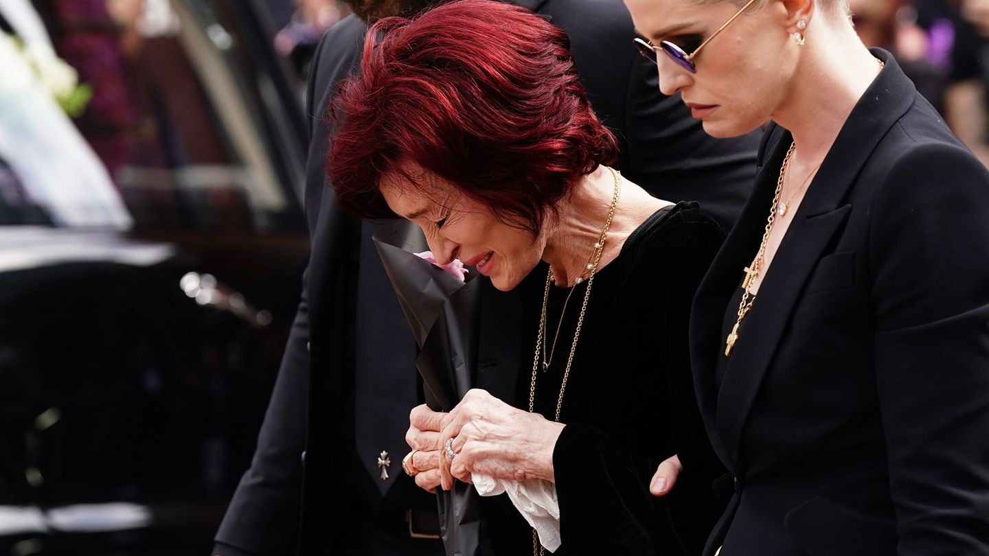 Sharon Osbourne (links) hat sich zu Warnungen von Ozyy Osbournes Ärzten kurz vor dessen letzter Show geäußert. (Archiv) Foto: Ja