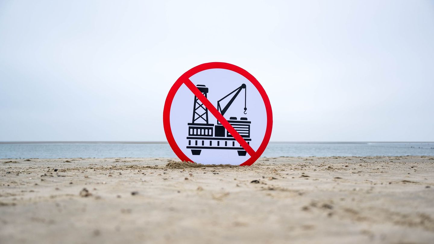 Auf Borkum gibt es immer wieder Proteste gegen die geplante Gasförderung. (Archivbild) Foto: Sina Schuldt/dpa