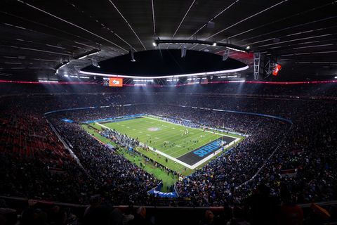 Die NFL kehrt 2026 wieder mit einem Gastspiel in die Münchner Allianz Arena zurück. (Archivbild) Foto: Sven Hoppe/dpa