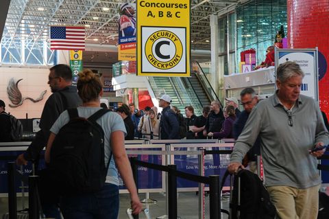 Reisende warten in einer Schlange an einer Sicherheitskontrolle Flughafen Baltimore in den USA