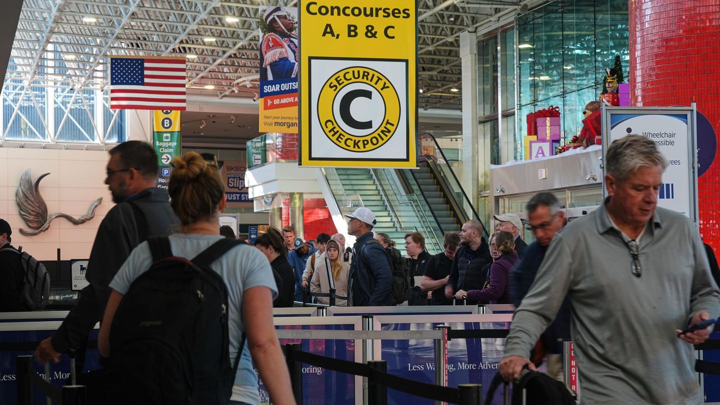 Reisende warten in einer Schlange an einer Sicherheitskontrolle Flughafen Baltimore in den USA