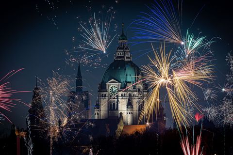 Silvesterraketen gehören zum Jahreswechsel dazu – in privaten Händen können sie aber gefährlich sein. (Archivbild) Foto: Moritz