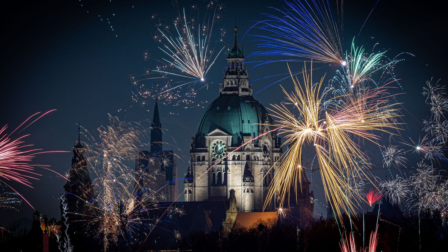 Silvesterraketen gehören zum Jahreswechsel dazu – in privaten Händen können sie aber gefährlich sein. (Archivbild) Foto: Moritz