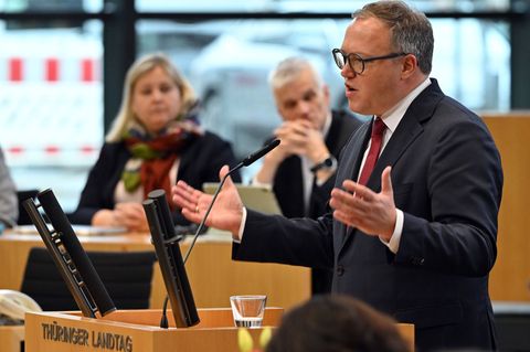 "Heute reißen wir die Mauern aus Überregulierung, Misstrauen und Papier ein", sagte Ministerpräsident Mario Voigt (CDU) in einer