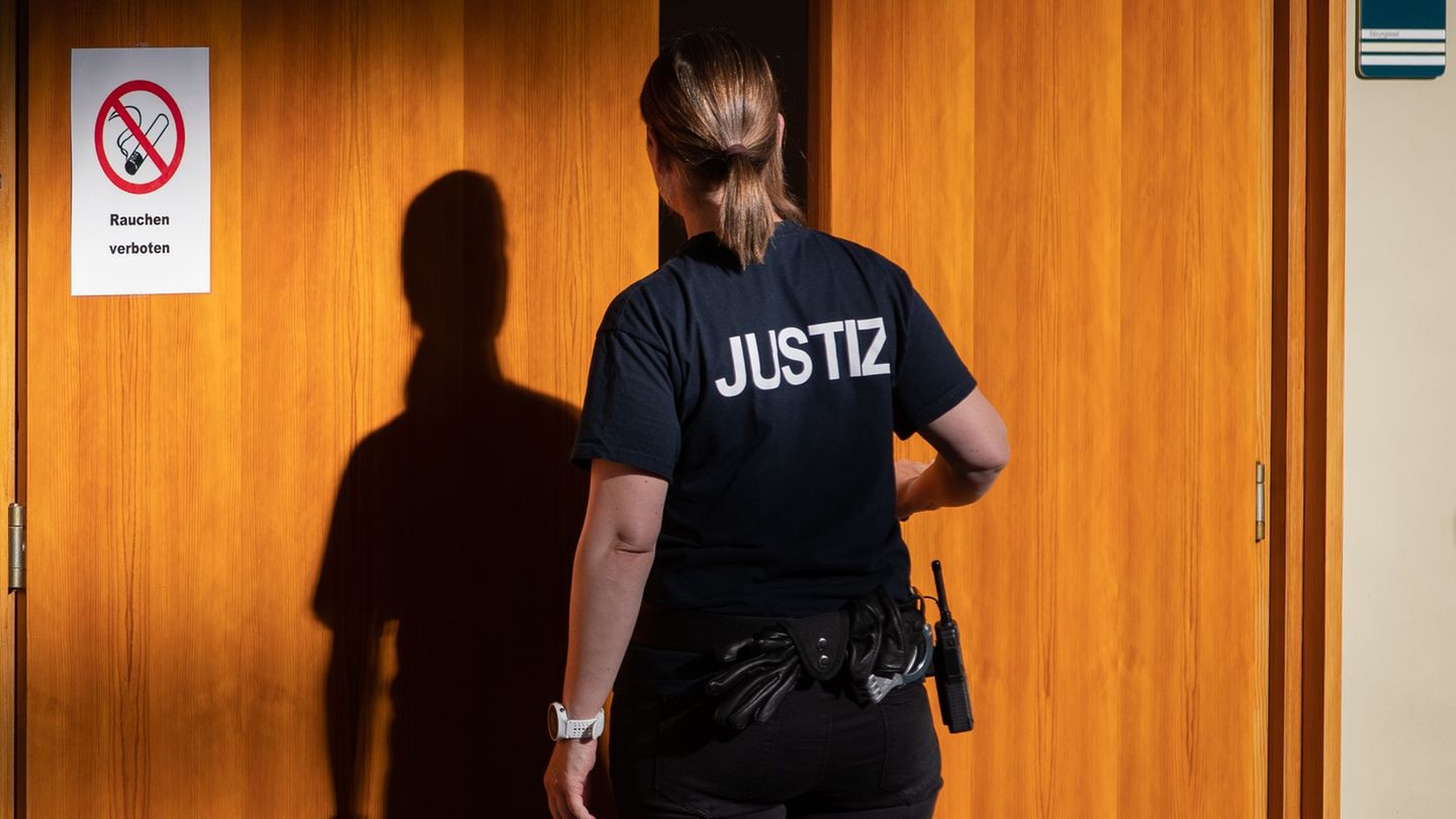 Die Staatsanwaltschaft wirft dem 54 Jahre alten Autofahrer Fahrlässigkeit vor. (Symbolbild) Foto: Friso Gentsch/dpa