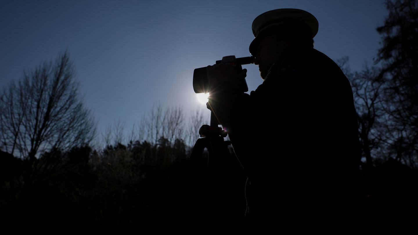 Der Autofahrer fuhr mehr als 90 Kilometer pro Stunde zu schnell. (Symbolbild) Foto: Jan Woitas/dpa